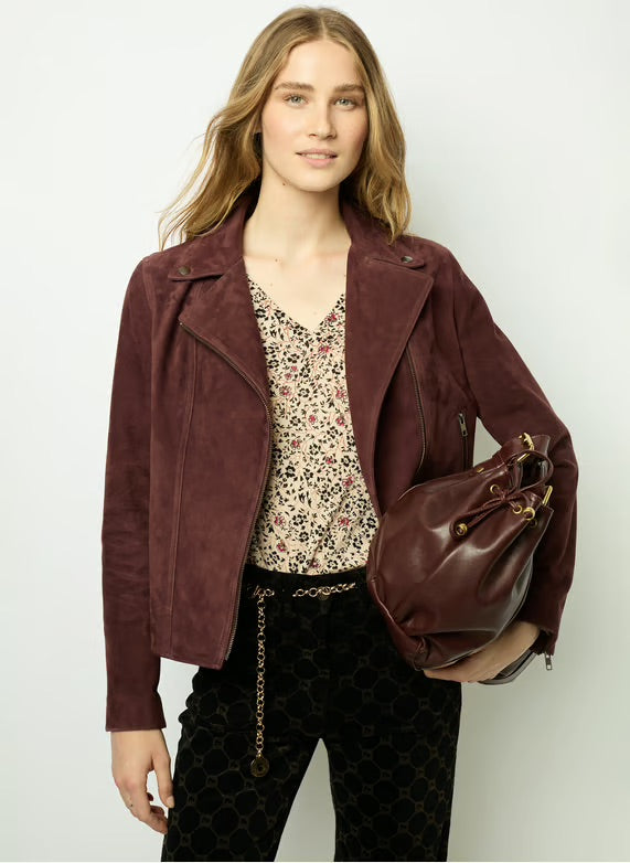 Woman carrying Miami Bag chestnut leather street style
