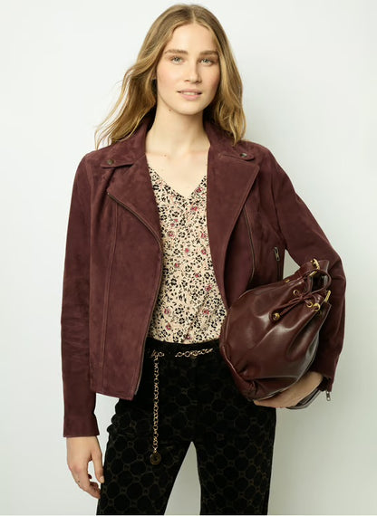 Woman carrying Miami Bag chestnut leather street style
