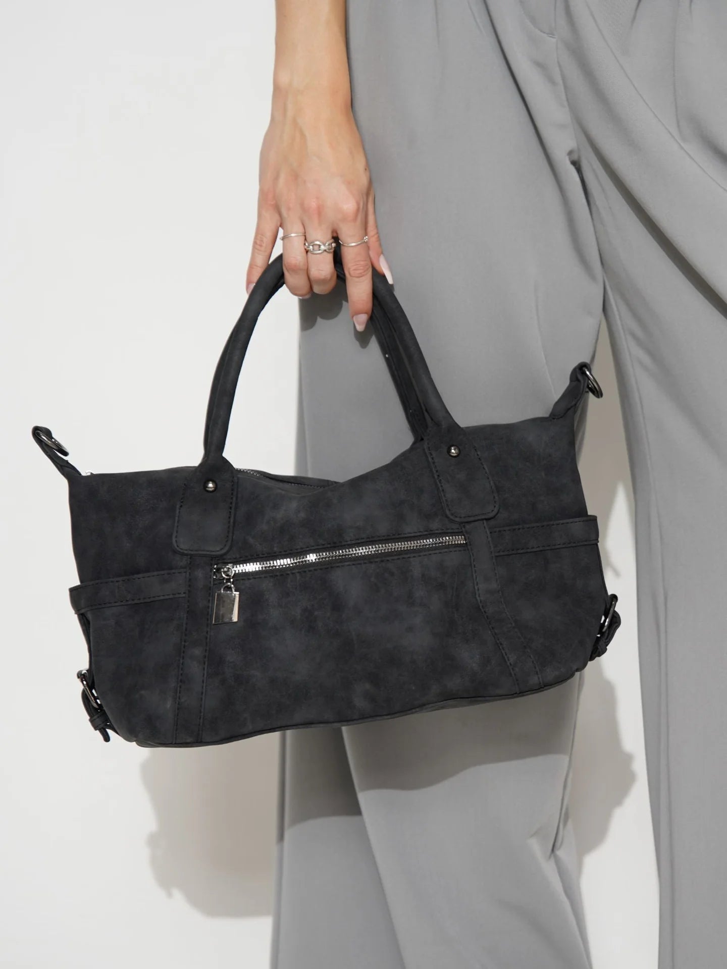 Woman holding LA Bag anthracite black leather hand view
